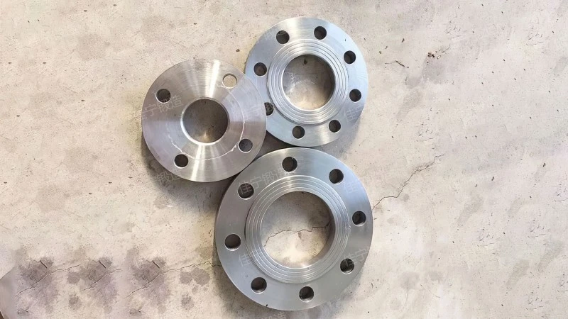 Flat welded irregular flange