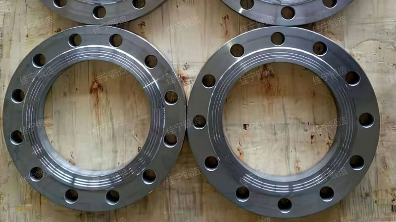 Embedded threaded flange cover