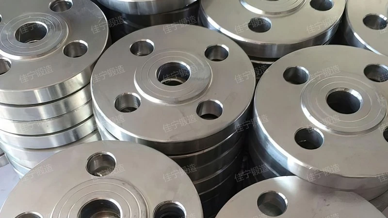 Threaded movable flange