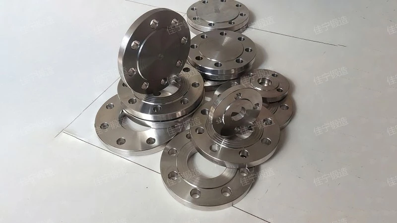 Split threaded flange