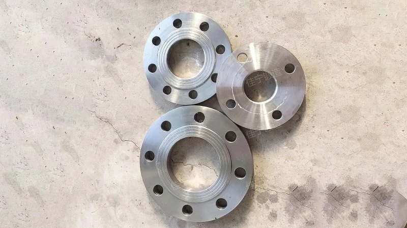 Flat welding flange ring with plate protruding surface